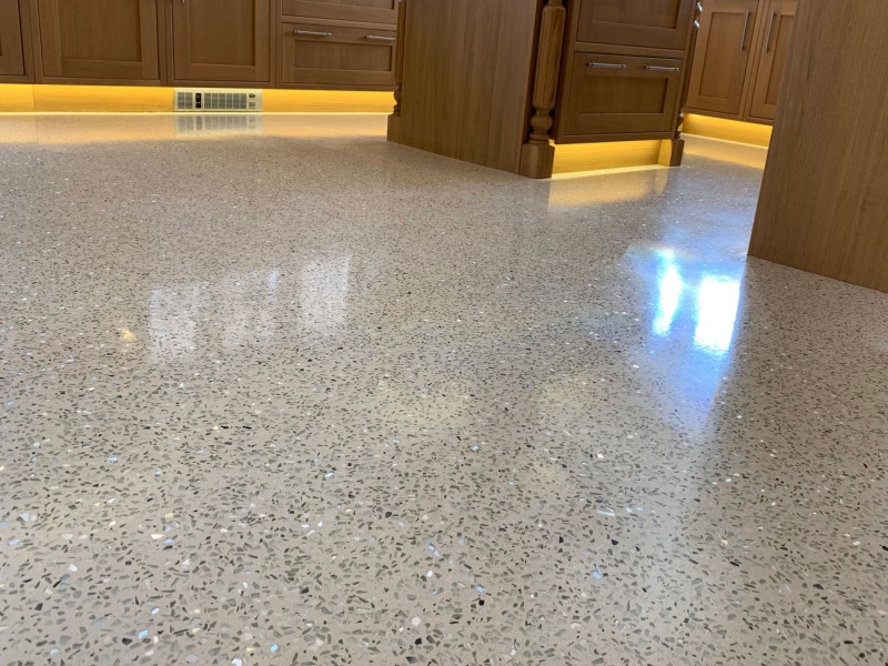 Como polir terrazzo sem perder agregado