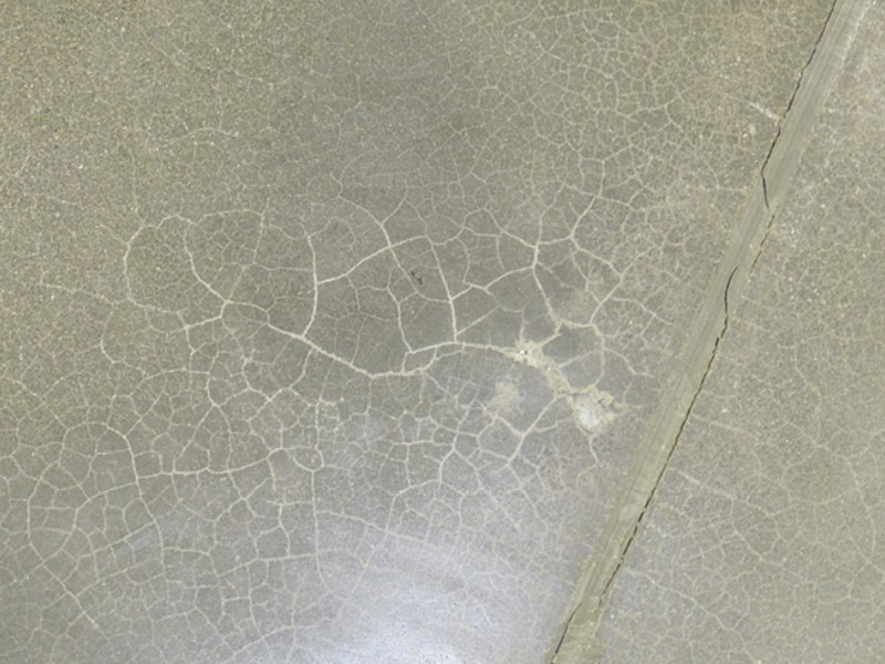 Tratamento da delaminação e outras imperfeições superficiais no esmerilhamento de pisos de concreto
    