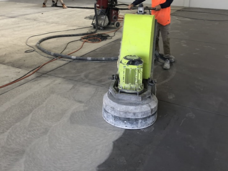 Como remover epóxi de pisos de concreto com eficiência