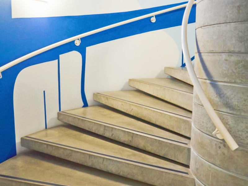 Polimento de áreas de piso curvas ou irregulares