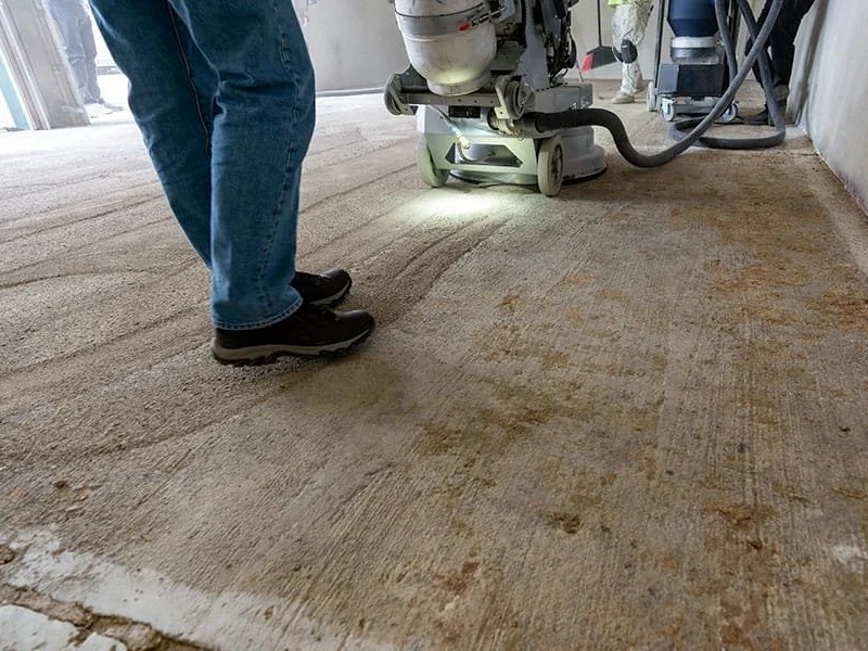 Com Qual Granulação Devo Começar em Concreto Áspero?