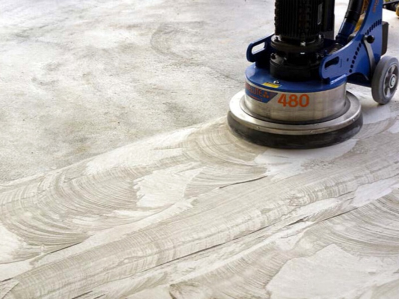 Qual a melhor ferramenta para desbastar concreto duro?