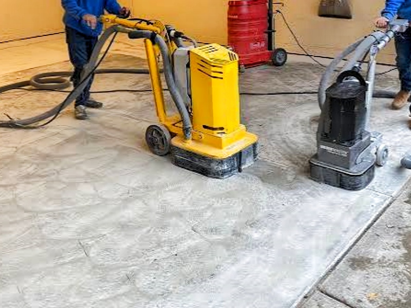 Por que existem marcas de queimadura no concreto após o lixamento?