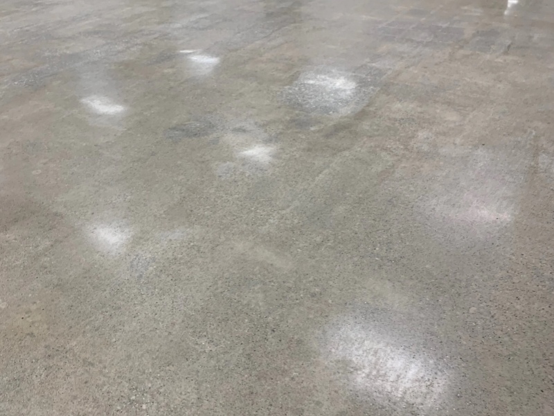 Como o tipo de piso afeta a taxa de desgaste da almofada