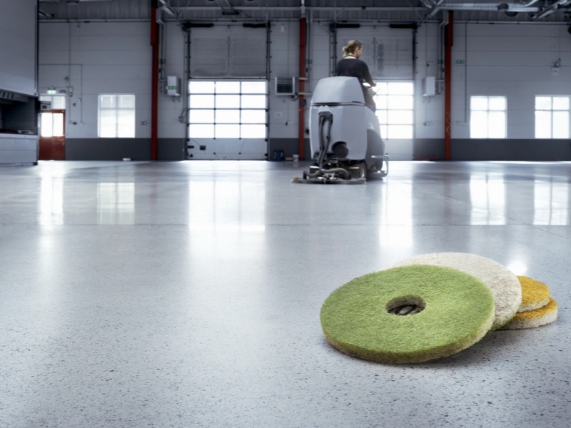 Melhorando superfícies de concreto com as almofadas de polimento certas