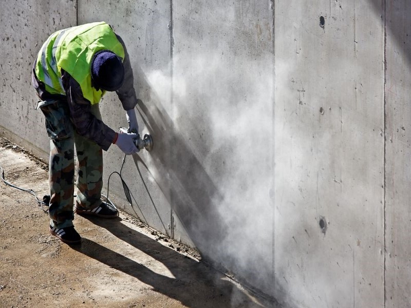 Minimizar a poeira durante a retificação do piso de concreto: um desafio importante