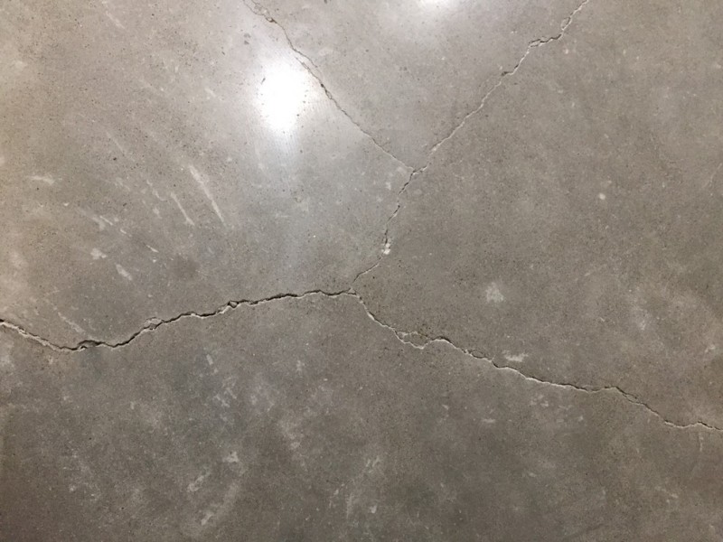 Prevenção de rachaduras e outros problemas na esmerilhamento de pisos de concreto